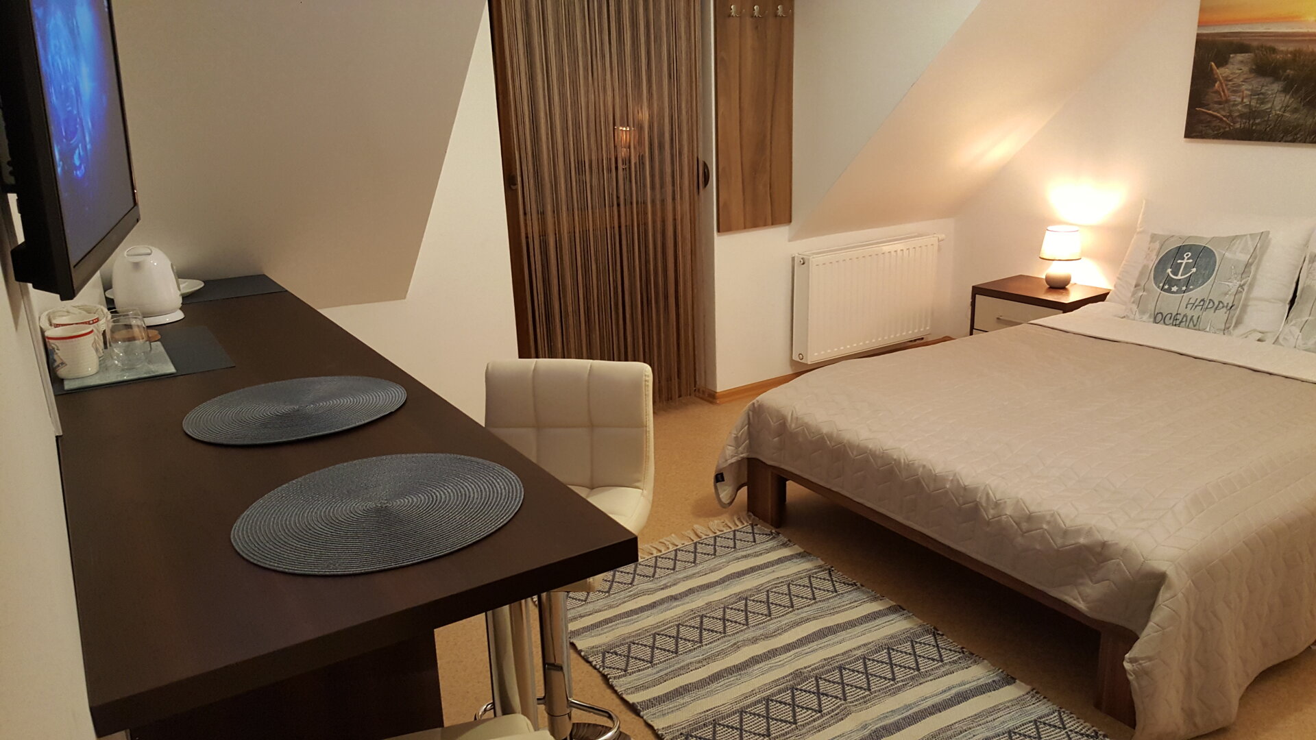 Villa Kapitańska * widok na wewnętrzny dziedziniec *  podwójne łóżko, łazienka, balkon