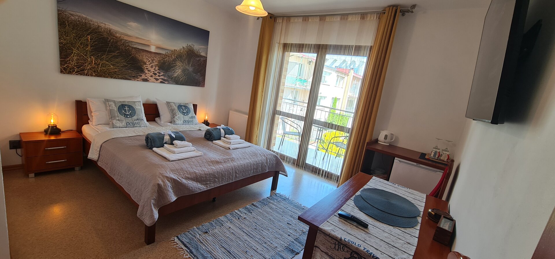 Villa Kapitańska * widok na wewnętrzną uliczkę *   duże łóżko podwójne, łazienka, balkon