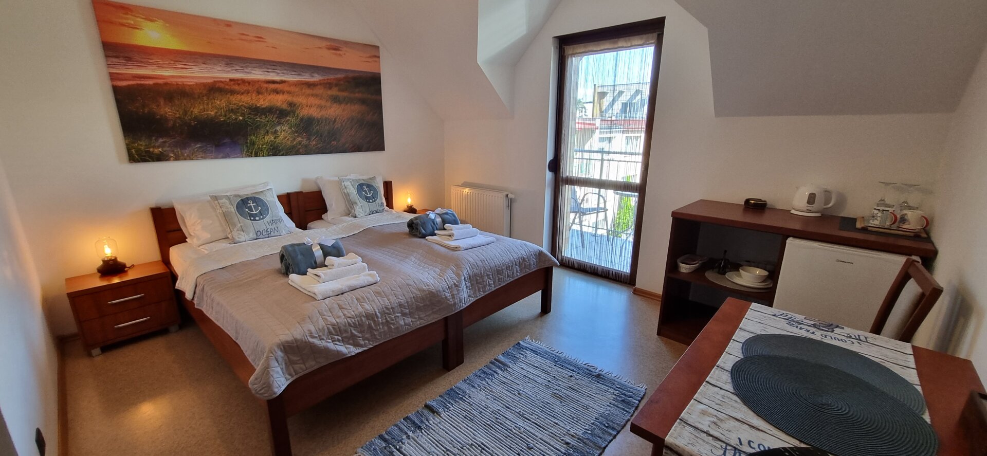 Villa Kapitańska * widok na wewnętrzną uliczkę *  dwa łóżka pojedyncze, łazienka, balkon